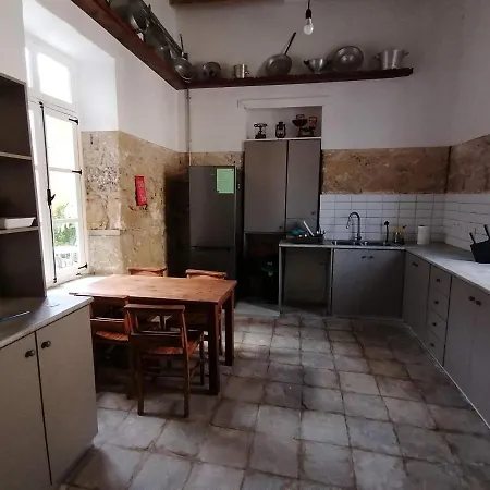 بيت شباب Le Mat لارنكا